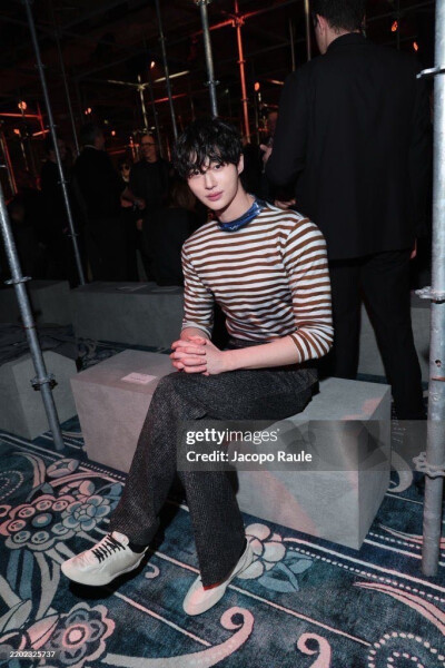 边佑锡
prada