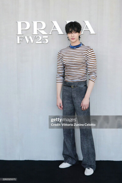 边佑锡
prada