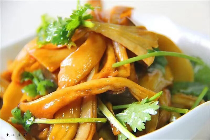 每日一素：
学做各种各样的素✨食，第一为了自己身体健康，营养均衡，第二做出健康漂亮的素✨食能感染到周围的朋友参与吃✨素，多一盘素✨菜就会少一盘荤菜，环保地球让世界变的更加美好！
手撕杏鲍菇
食材：杏鲍菇，芹菜，生抽，香油，胡椒粉
做 法：
1、将杏鲍菇切两段,芹菜切小段备用
2、水煮杏鲍菇5分钟左右捞出冷却
3、顺着杏鲍菇纹路撕成条，放置容器内
4、再依次放入芹菜段、生抽、香油,、胡椒粉搅拌均匀既可