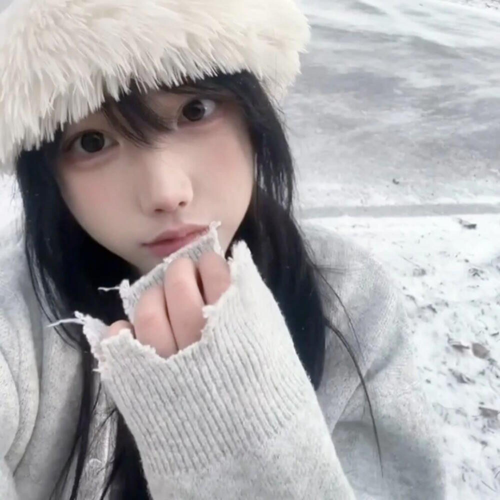 女生头像
积雪季 • Snow season
/回忆的雪 逐渐成为了我世界的第五个季节
