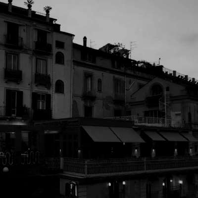  模糊的巴黎雨夜