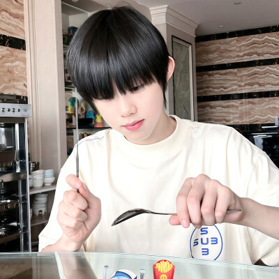 陈奕恒自修头像