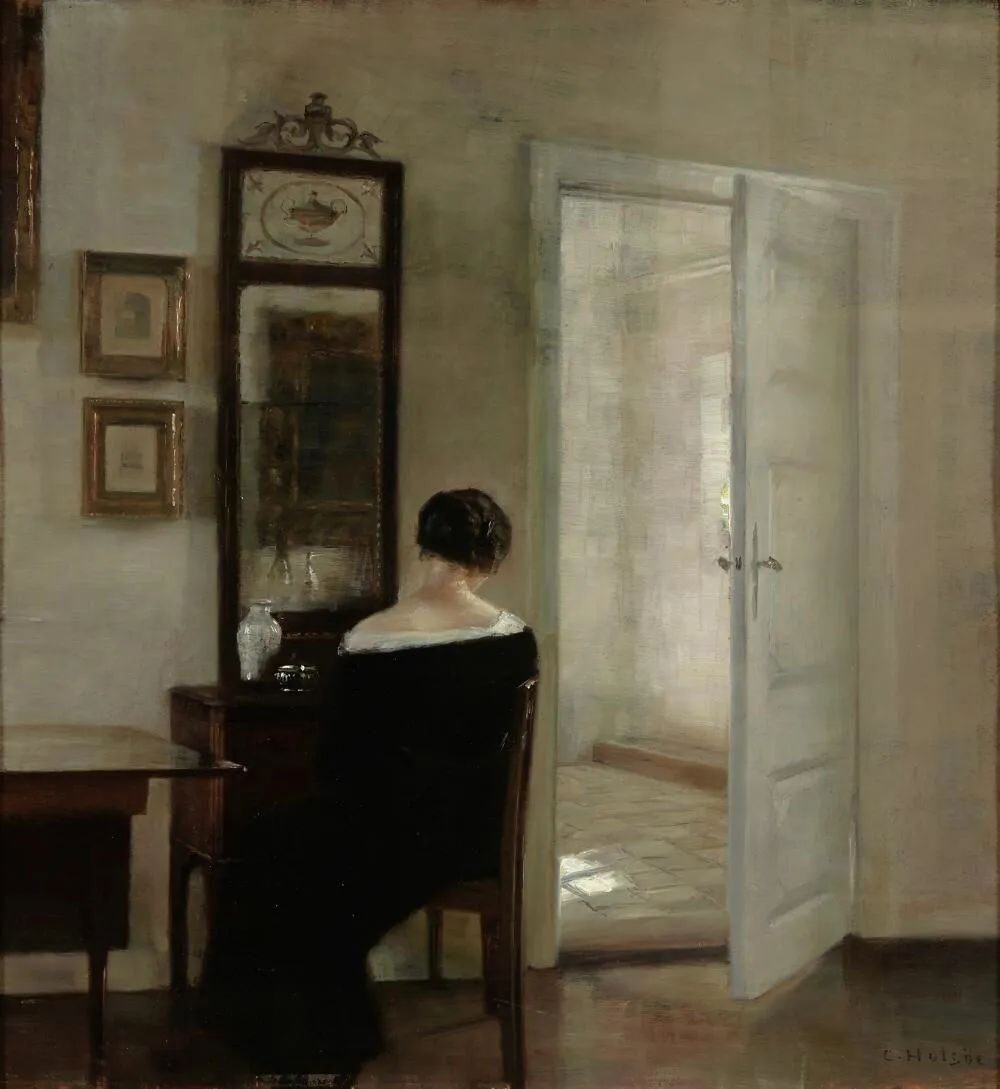 卡尔·维尔赫尔姆·霍尔索（Carl Vilhelm Holsøe，1863-1935）是丹麦著名的艺术家，以描绘宁静而神秘的室内场景而闻名于世。他出生于一个建筑世家，早年就读于哥本哈根的丹麦皇家美术学院，接受了系统的艺术教育。