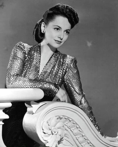 上世纪四十年代，女演员Olivia de Havilland（奥利维娅·德哈维兰）。代表作有《乱世佳人》、《女继承人》、《罗宾汉历险记》、《仲夏夜之梦》、《我所追逐的是爱情》、《最毒妇人心》等。 ​​​