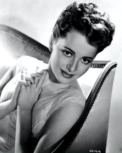 上世纪四十年代，女演员Olivia de Havilland（奥利维娅·德哈维兰）。代表作有《乱世佳人》、《女继承人》、《罗宾汉历险记》、《仲夏夜之梦》、《我所追逐的是爱情》、《最毒妇人心》等。 ​​​