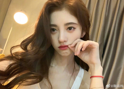 鞠婧祎围脖图片