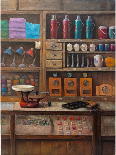 这幅画里的小店，是时光的收藏盒。层层叠叠的货物，从暖壶到茶杯，从台灯到时钟，带着岁月的痕迹。它们静静陈列，等着人们来寻回那一段段被遗忘的旧时光。