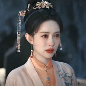 “我定要拥有那参天倒峡之力  把命运握在自己手里”


孟子义  窦昭