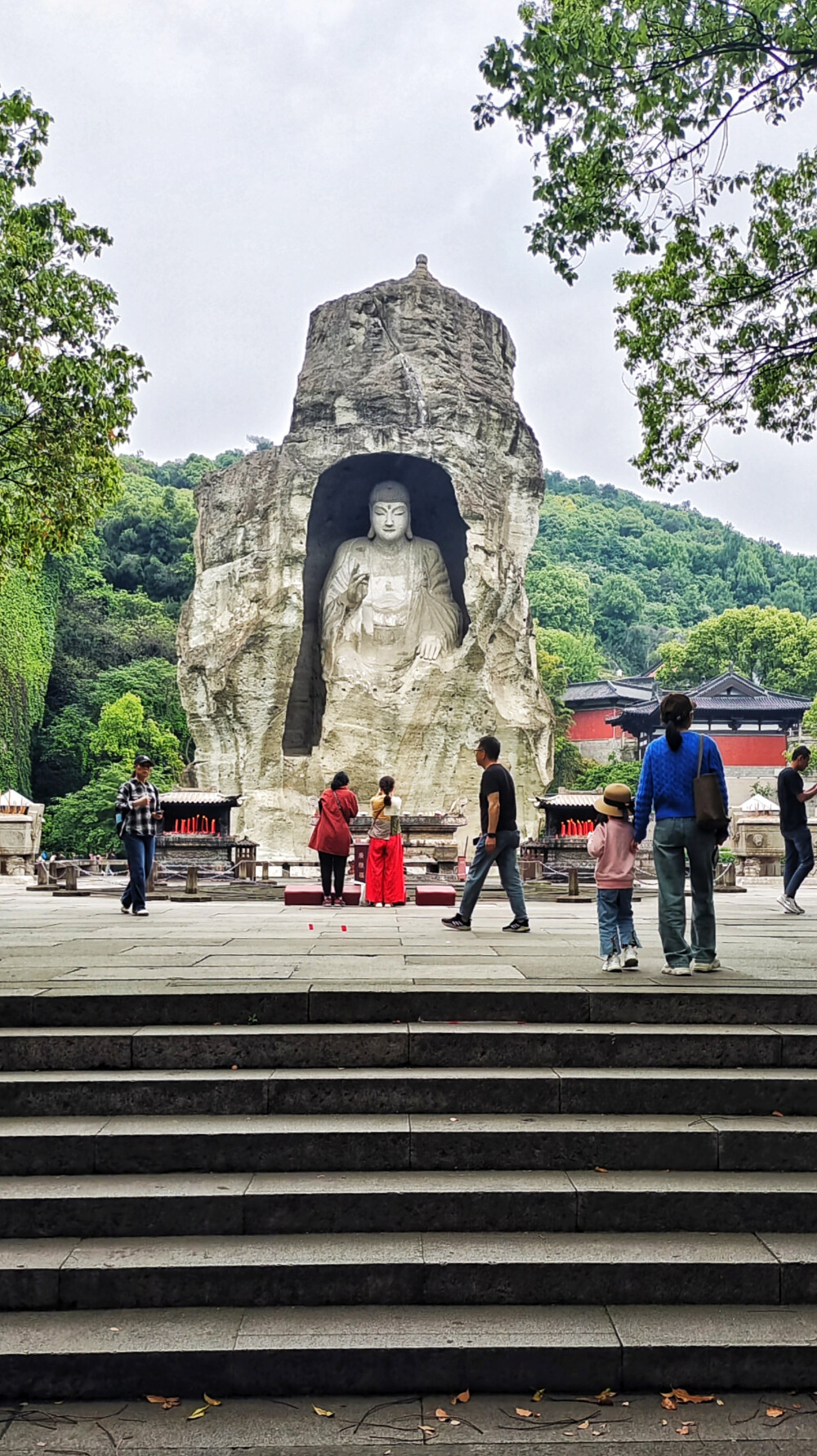 浙江‌天工大佛‌：绍兴柯岩风景区，是浙江四大石佛之一。天工大佛开凿于隋代，竣工于初唐，历经三代石工的辛勤劳动，高度为20.8米，两耳可通人‌。天工大佛的周围环境也极具特色，佛前拜台长23米，宽21米，高1.2米，刻有字符及“六字直言”。