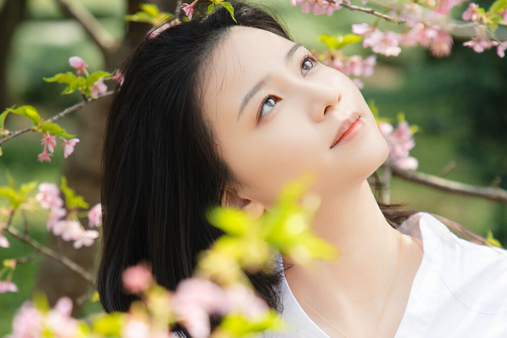 好久不见
摄影：洪小漩
出镜：莹莹
大半年没有见莹莹了，临时起意去看樱花。
莹莹问，姐姐，几点。我说，九点半。
过一会，我又说，十点。
有过一会儿，我又改，十点半，不能再晚了。
真当见面时，已经十一点了。
我们花了十几分钟胡乱按了几张，带着娃高高兴兴去吃饭。