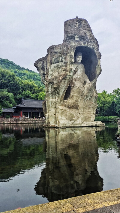 浙江‌天工大佛‌：绍兴柯岩风景区，是浙江四大石佛之一。天工大佛开凿于隋代，竣工于初唐，历经三代石工的辛勤劳动，高度为20.8米，两耳可通人‌。天工大佛的周围环境也极具特色，佛前拜台长23米，宽21米，高1.2米…