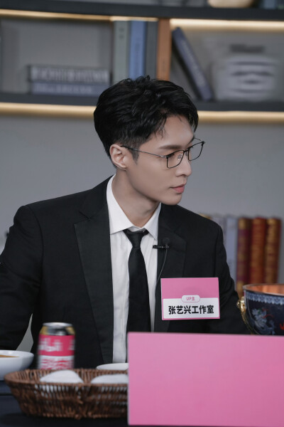 张艺兴