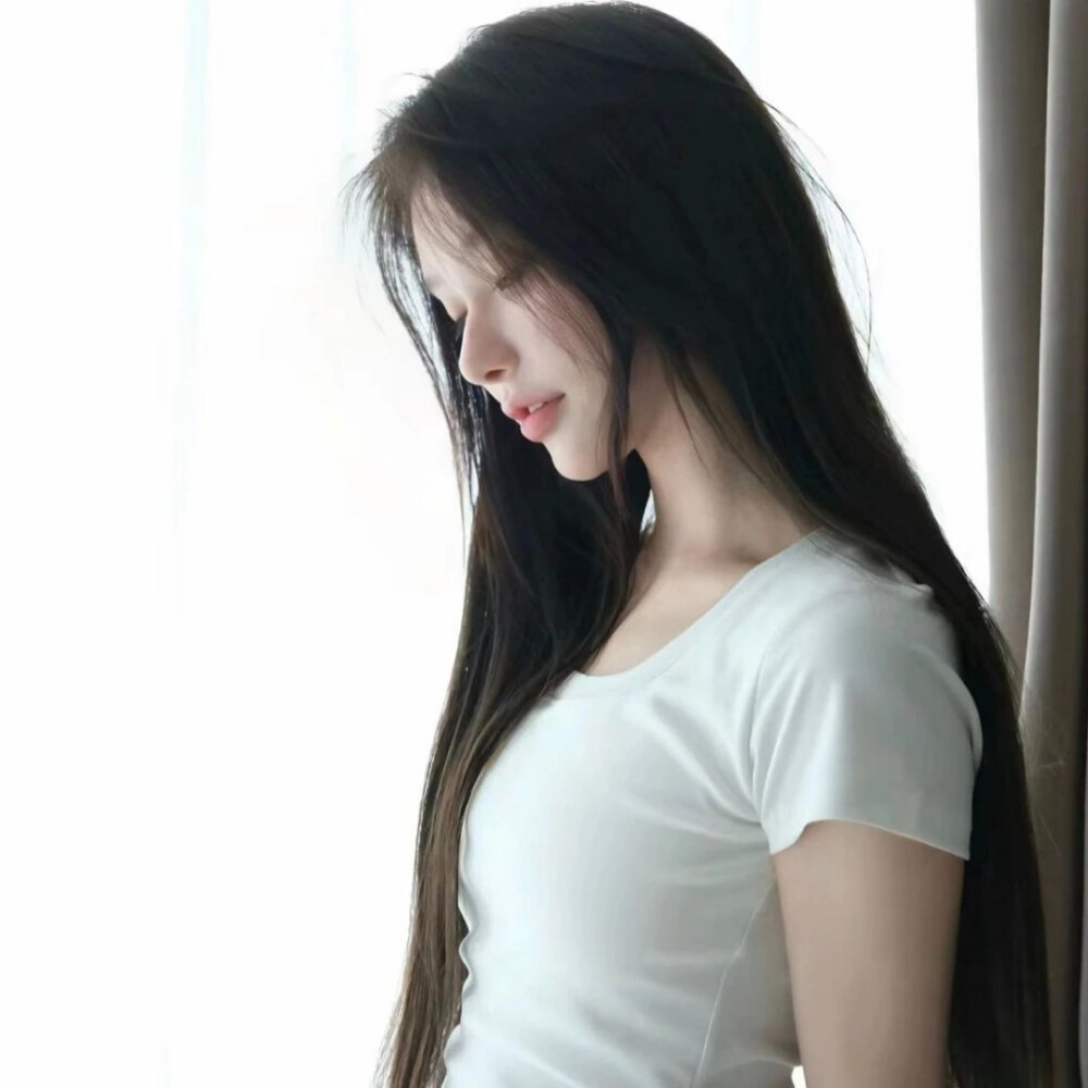 有没有帮我找找头像,是图一的侧身,图二三的相似,穿着同样的短袖白