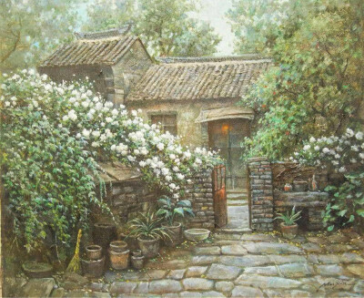踏入这方小院，石板路蜿蜒向前。古朴的瓦房静立，被洁白繁花与葱郁绿植环绕。半掩的门内，暖光微透，似藏着生活的万千温柔，让人忘却烦忧，只愿沉浸于这宁静角落。
