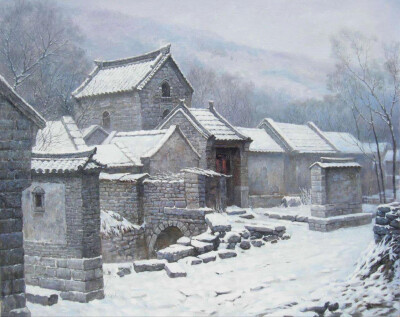  当雪花铺满古村，时光仿佛被按下暂停键。灰冷的石墙与洁白的雪相遇，勾勒出淡雅的水墨画。
屋顶的积雪，似蓬松云朵。那紧闭的红门，似在等待，等待着有人来叩响，唤醒这沉睡在雪中的悠悠过往。