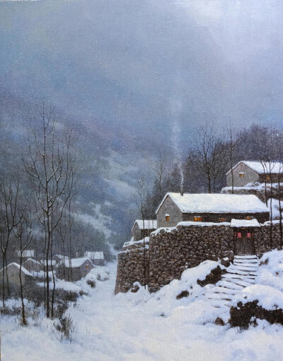  雪，纷纷扬扬地飘落，为山村铺上一层梦幻的银装。
蜿蜒的小路，被积雪覆盖，仿佛延伸进了童话世界。石墙默默地伫立，见证着这场雪的盛宴。偶尔有雪花从枝头滑落，打破这寂静，却又很快回归宁静。
屋内的…