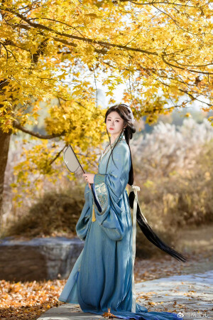 #北京约拍#  

“秋天便是第二个春天 ”

摄影:  @格宝儿_ 
汉服：@乔织原创汉服设计 

#汉服摄影##古风写真##格宝客片##北京的秋天##战国袍##北京汉服约拍##古风摄影##遇见美好##氛围感##银杏写真##喜欢拍照也喜欢你# ​​​