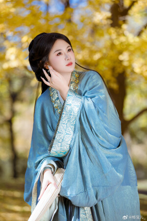 #北京约拍#  

“秋天便是第二个春天 ”

摄影:  @格宝儿_ 
汉服：@乔织原创汉服设计 

#汉服摄影##古风写真##格宝客片##北京的秋天##战国袍##北京汉服约拍##古风摄影##遇见美好##氛围感##银杏写真##喜欢拍照也喜欢你# ​​​