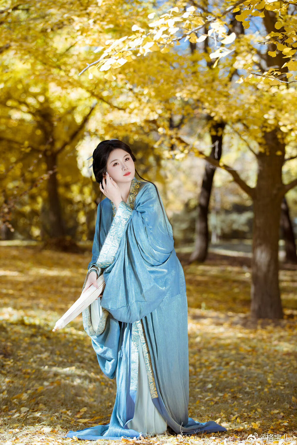 #北京约拍#
“秋天便是第二个春天 ”
摄影: @格宝儿_
汉服：@乔织原创汉服设计
#汉服摄影##古风写真##格宝客片##北京的秋天##战国袍##北京汉服约拍##古风摄影##遇见美好##氛围感##银杏写真##喜欢拍照也喜欢你# ​​​