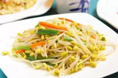 每日一素：
学做各种各样的素✨食，第一为了自己身体健康，营养均衡，第二做出健康漂亮的素✨食能感染到周围的朋友参与吃✨素，多一盘素✨菜就会少一盘荤菜，环保地球让世界变的更加美好！
清炒黄豆芽
食材：黄豆芽、芹菜、盐、蘑菇精
做法：
1. 豆芽洗净后放入沸水中焯半分钟，捞出过凉备用
2. 芹菜洗净切段备用
3. 起锅放少许油，倒入黄豆芽快速翻炒，期间倒一点点水，倒入芹菜段，加入盐、蘑菇精调味，翻炒均匀即可出锅