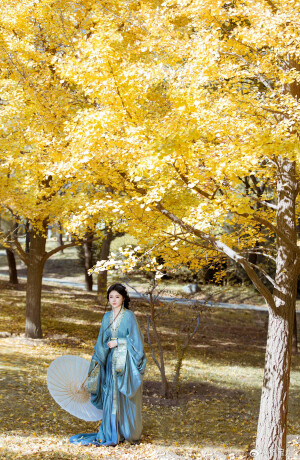 #北京约拍#  

“秋天便是第二个春天 ”

摄影:  @格宝儿_ 
汉服：@乔织原创汉服设计 

#汉服摄影##古风写真##格宝客片##北京的秋天##战国袍##北京汉服约拍##古风摄影##遇见美好##氛围感##银杏写真##喜欢拍照也喜欢你# ​​​