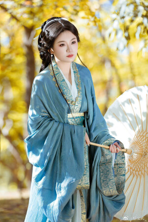 #北京约拍#  

“秋天便是第二个春天 ”

摄影:  @格宝儿_ 
汉服：@乔织原创汉服设计 

#汉服摄影##古风写真##格宝客片##北京的秋天##战国袍##北京汉服约拍##古风摄影##遇见美好##氛围感##银杏写真##喜欢拍照也喜欢你# ​​​