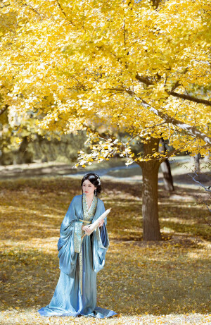 #北京约拍#  

“秋天便是第二个春天 ”

摄影:  @格宝儿_ 
汉服：@乔织原创汉服设计 

#汉服摄影##古风写真##格宝客片##北京的秋天##战国袍##北京汉服约拍##古风摄影##遇见美好##氛围感##银杏写真##喜欢拍照也喜欢你# ​​​