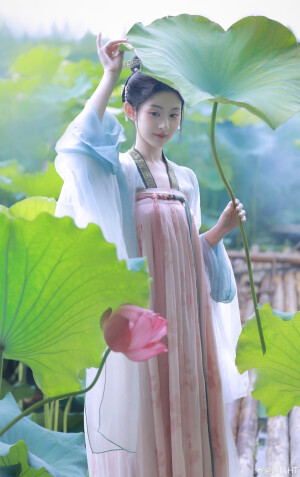 如日光明媚

出镜@赵晴HT 
摄影@夏弃疾_回乡冲浪版