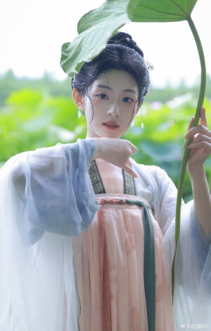 如日光明媚

出镜@赵晴HT 
摄影@夏弃疾_回乡冲浪版