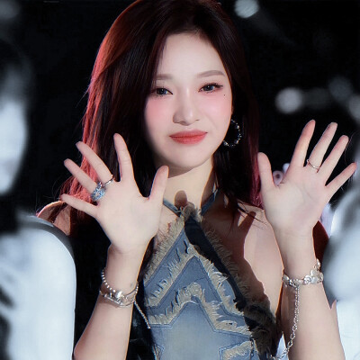 宁艺卓
没有四季的距离，这里没有你，无限期经历夜的循环往复，总是无法给出的答案，却在最后一天听到了回响。