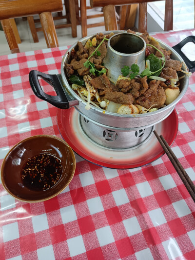 试一试吃小火锅，一个份的，看上去挺好吃