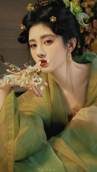 鞠婧祎｜壁上观 ​​​
cr@虚拟映射