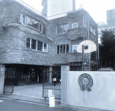 宁艺卓
没有四季的距离，这里没有你，无限期经历夜的循环往复，总是无法给出的答案，却在最后一天听到了回响。