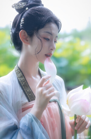 如日光明媚

出镜@赵晴HT 
摄影@夏弃疾_回乡冲浪版