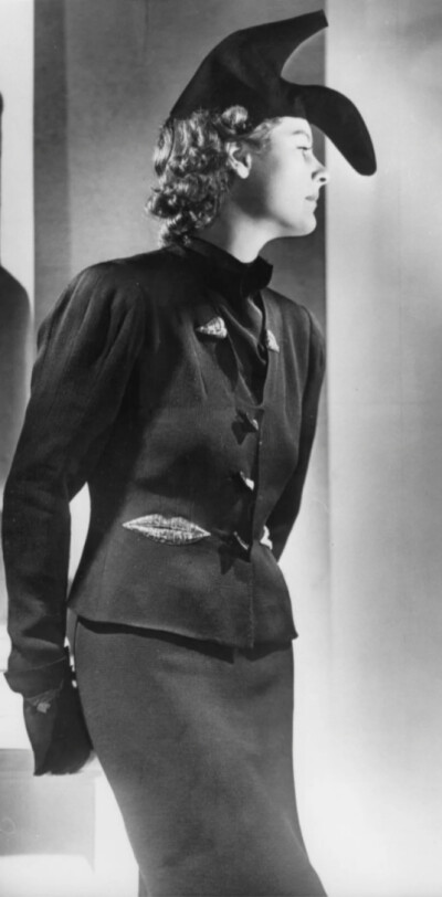 1937 年设计的 Schiaparelli 鞋帽。照片：ullstein bild via Getty Images。