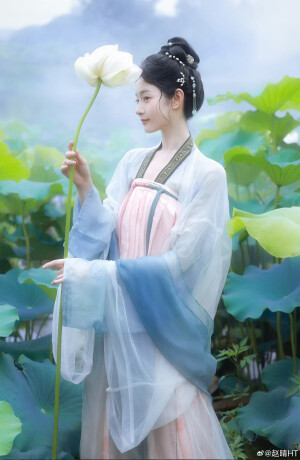 如日光明媚

出镜@赵晴HT 
摄影@夏弃疾_回乡冲浪版