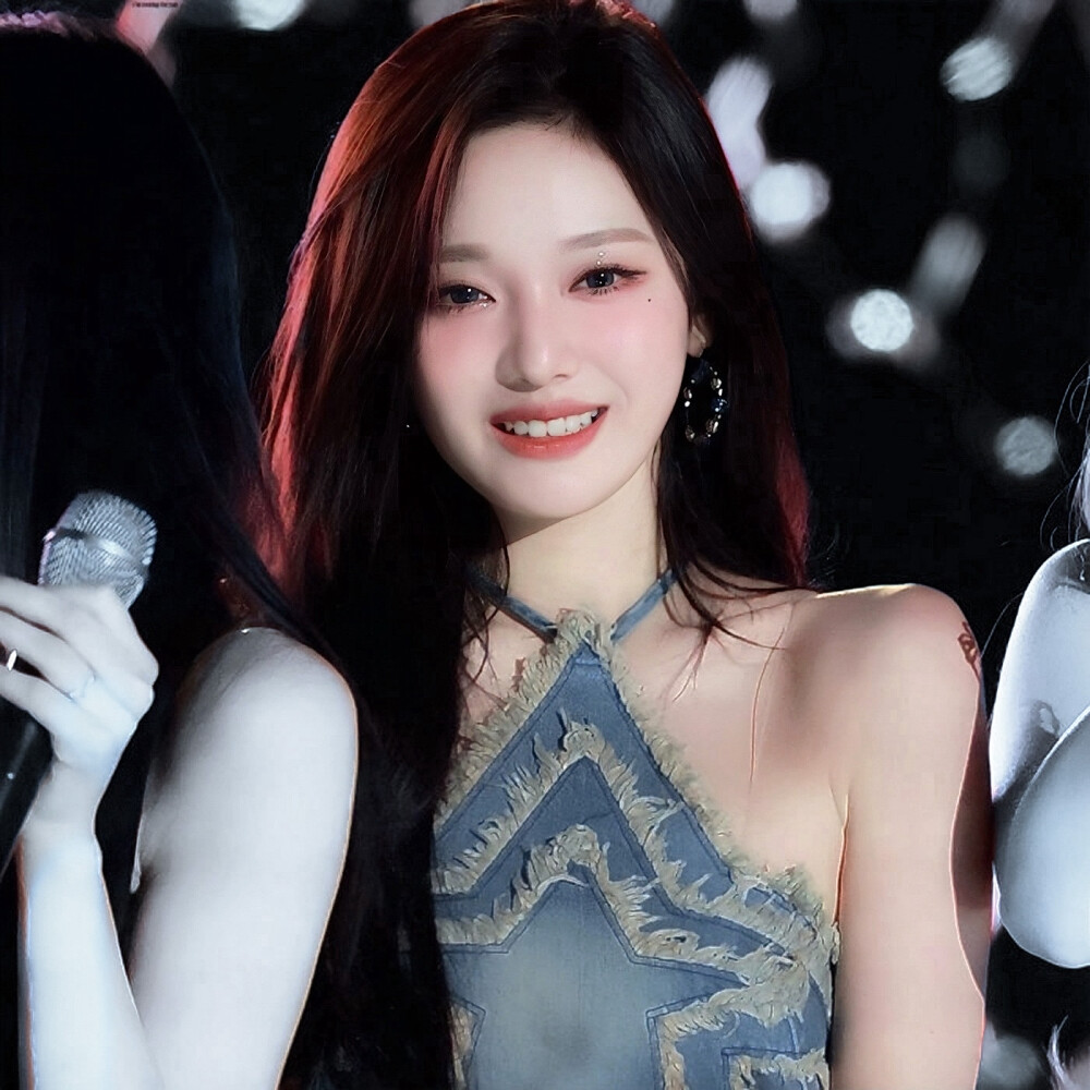 宁艺卓
没有四季的距离，这里没有你，无限期经历夜的循环往复，总是无法给出的答案，却在最后一天听到了回响。