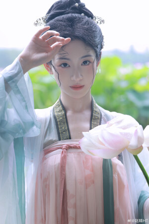 如日光明媚

出镜@赵晴HT 
摄影@夏弃疾_回乡冲浪版