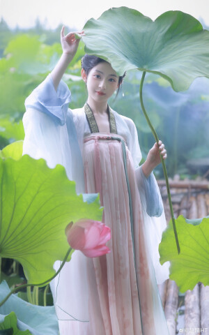 如日光明媚

出镜@赵晴HT 
摄影@夏弃疾_回乡冲浪版