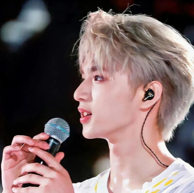 2025年好看新年男头像礼貌两张