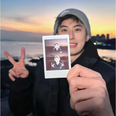 2025年好看新年男头像礼貌九张