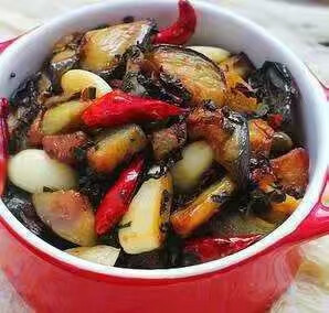 每日一素：
学做各种各样的素✨食，第一为了自己身体健康，营养均衡，第二做出健康漂亮的素✨食能感染到周围的朋友参与吃✨素，多一盘素✨菜就会少一盘荤菜，环保地球让世界变的更加美好！
梅干菜烧茄子
食材：茄子、梅干菜、红尖椒
做法：
1. 将红尖椒切丝备用；梅干菜用水泡开洗净，挤干水分备用
2. 茄子洗净切成条状，略挤干水分，放入油锅中炸软捞出控油
3. 起锅热油，放入梅干菜和尖椒丝煸炒，炒到梅干菜变软后，倒入茄条、酱油，焖煮入味即可出锅
Ps：怕辣可将尖椒换成青椒，主要为了配色，不放也可以。
​