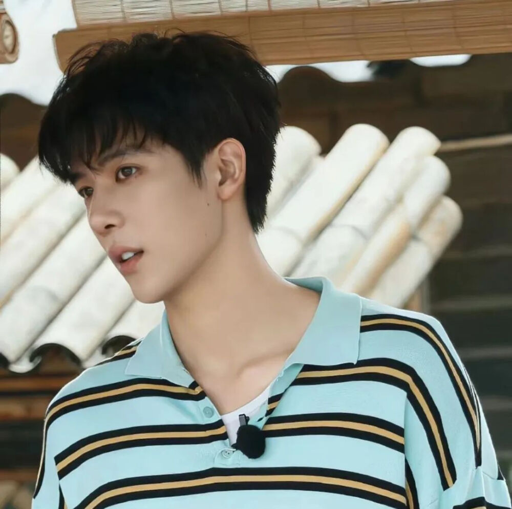 2025年好看新年男头像礼貌九张