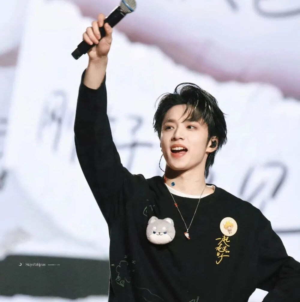 2025年好看新年男头像礼貌九张