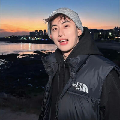 2025年好看新年男头像礼貌九张