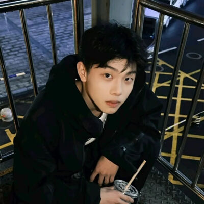 2025年好看新年男头像礼貌九张