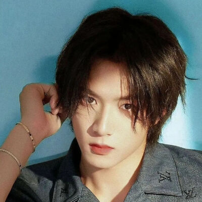 2025年好看新年男头像礼貌九张