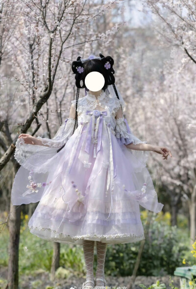 今日份被种草的小裙子是紫色款的，中华风真的是绝绝子好看哇
#Lolita #lolita原创设计 #中华风lolita 