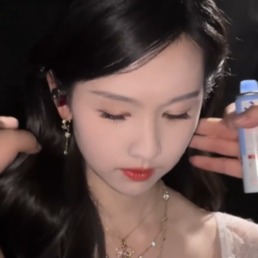 橱窗里的洋娃娃