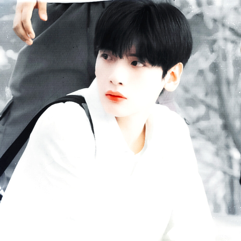 `我的世界因为你 有了颜色
`翟潇闻